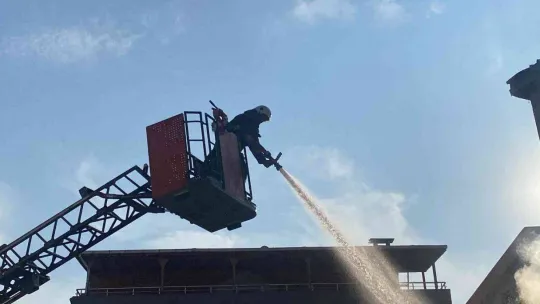 Gecekonduda çıkan yangın bitişiğindeki binayı da yaktı