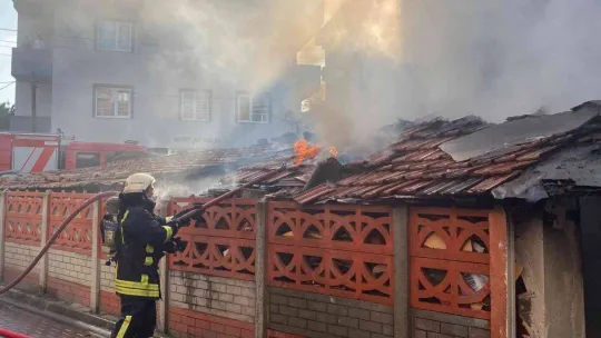 Gecekonduda çıkan yangın bitişiğindeki binayı da yaktı