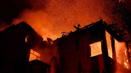 Geceyi alevler aydınlattı, tarihi ahşap bina alev topuna döndü