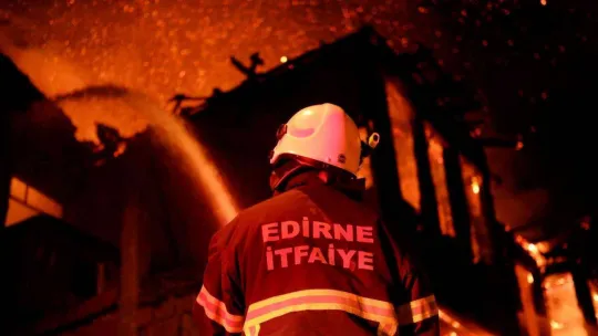 Geceyi alevler aydınlattı, tarihi ahşap bina alev topuna döndü