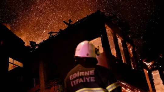 Geceyi alevler aydınlattı, tarihi ahşap bina alev topuna döndü