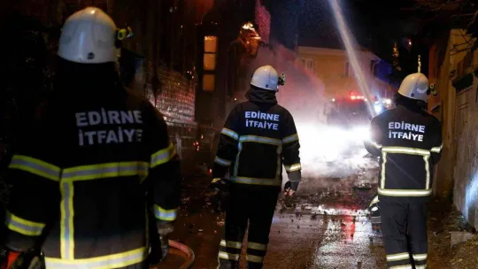 Geceyi alevler aydınlattı, tarihi ahşap bina alev topuna döndü