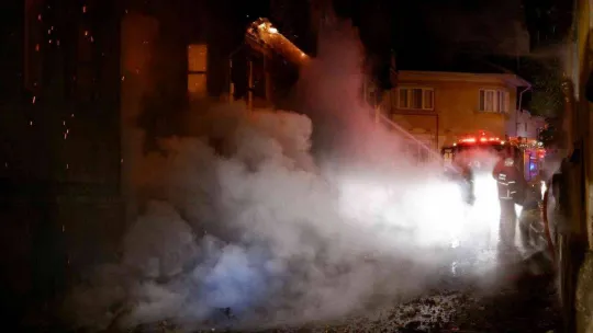 Geceyi alevler aydınlattı, tarihi ahşap bina alev topuna döndü