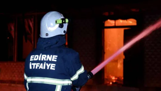 Geceyi alevler aydınlattı, tarihi ahşap bina alev topuna döndü