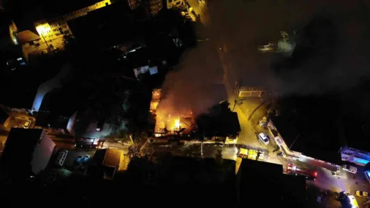 Geceyi alevler aydınlattı, tarihi ahşap bina alev topuna döndü