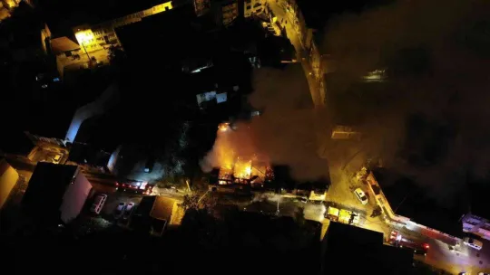 Geceyi alevler aydınlattı, tarihi ahşap bina alev topuna döndü
