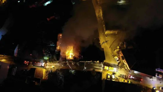 Geceyi alevler aydınlattı, tarihi ahşap bina alev topuna döndü