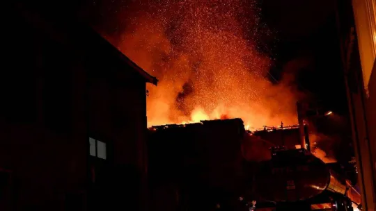 Geceyi alevler aydınlattı, tarihi ahşap bina alev topuna döndü