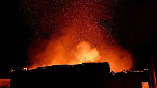 Geceyi alevler aydınlattı, tarihi ahşap bina alev topuna döndü