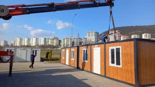 Geçici barınma için kolları sıvayan sanayiciler 7/24 esasıyla çalışıyor