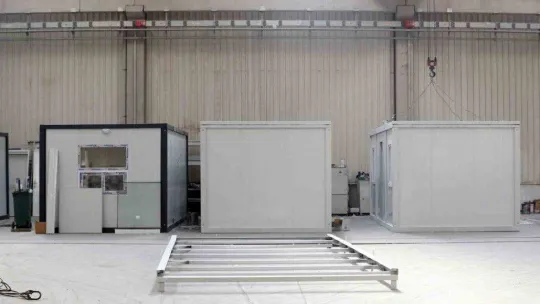 Geçici barınma için kolları sıvayan sanayiciler 7/24 esasıyla çalışıyor