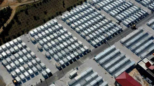 Geçici barınma için kolları sıvayan sanayiciler 7/24 esasıyla çalışıyor