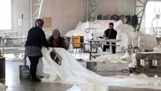 Geçici barınma için kolları sıvayan sanayiciler 7/24 esasıyla çalışıyor