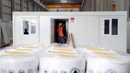 Geçici barınma için kolları sıvayan sanayiciler 7/24 esasıyla çalışıyor