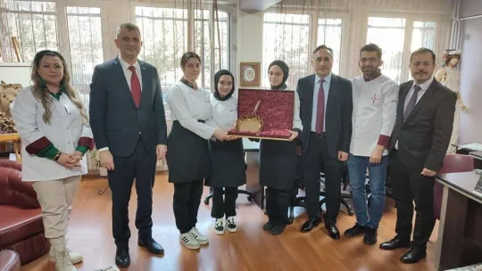 Geleceğin aşçıları mutfakta hünerlerini sergiledi, 3 ödülle kente döndü