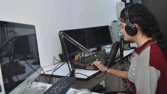 Geleceğin iletişimcileri okul radyosu ile tecrübe kazanıyor