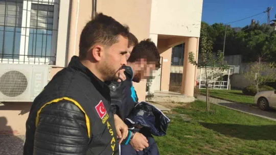 Gemik'te 10 aracın camını hırsızlık için kıran zanlılar tutuklandı