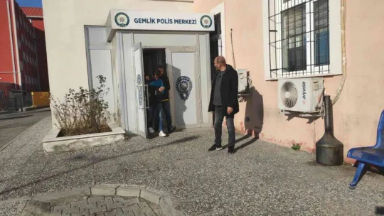 Gemik'te 10 aracın camını hırsızlık için kıran zanlılar tutuklandı