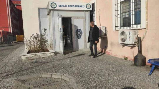 Gemik'te 10 aracın camını hırsızlık için kıran zanlılar tutuklandı