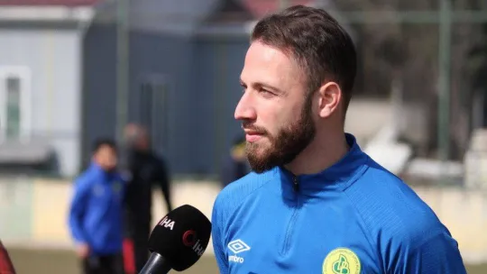 Genç futbolcu, Taner Savut'u anlatırken gözyaşlarına hakim olamadı