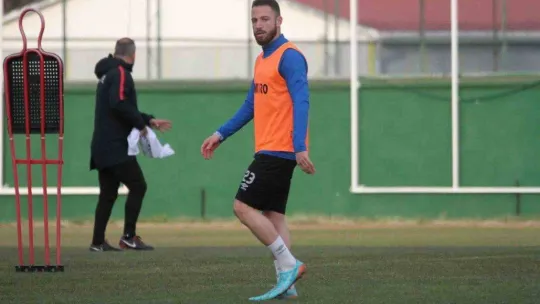 Genç futbolcu, Taner Savut'u anlatırken gözyaşlarına hakim olamadı
