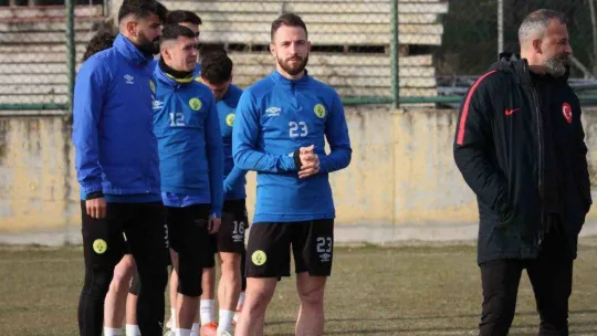Genç futbolcu, Taner Savut'u anlatırken gözyaşlarına hakim olamadı