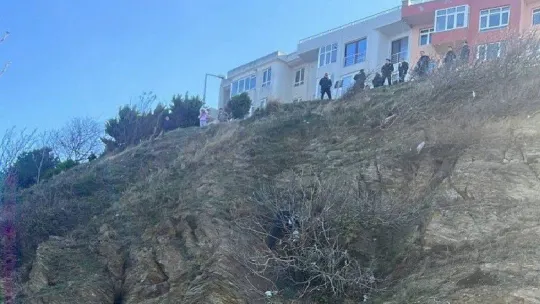 Genç kız uçurumdan düşerek yaralandı