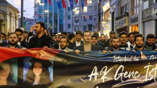 Gençler İstiklal Caddesi'ndeki terör saldırısında hayatını kaybedenleri andı
