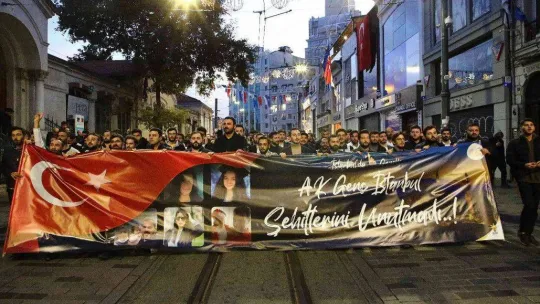 Gençler İstiklal Caddesi'ndeki terör saldırısında hayatını kaybedenleri andı