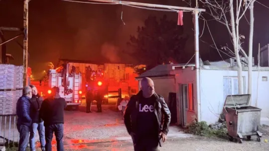 Geri dönüşüm deposu alevlere teslim oldu, yangın 1 saatte söndürüldü
