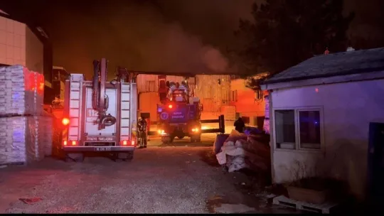 Geri dönüşüm deposu alevlere teslim oldu, yangın 1 saatte söndürüldü