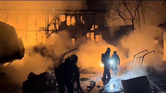 Geri dönüşüm deposu alevlere teslim oldu, yangın 1 saatte söndürüldü