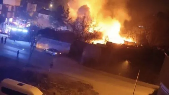 Geri dönüşüm deposu alevlere teslim oldu, yangın 1 saatte söndürüldü