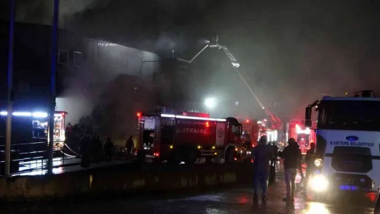 Geri dönüşüm fabrikasında çıkan yangın söndürüldü