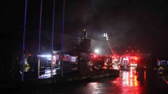 Geri dönüşüm fabrikasında çıkan yangın söndürüldü