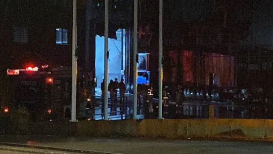 Geri dönüşüm fabrikasında çıkan yangın ekipleri harekete geçirdi