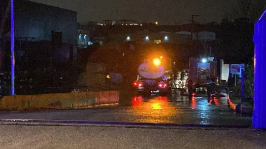 Geri dönüşüm fabrikasında çıkan yangın ekipleri harekete geçirdi