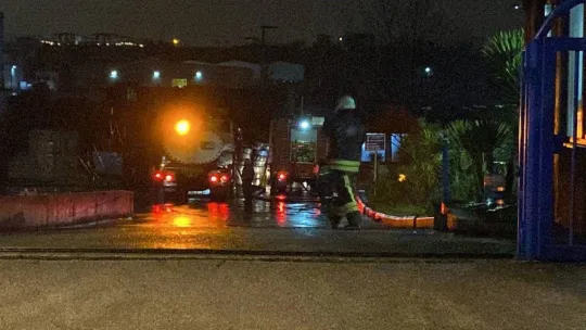 Geri dönüşüm fabrikasında çıkan yangın ekipleri harekete geçirdi