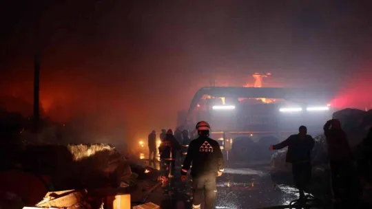 Geri dönüşüm fabrikasında korkutan yangın: 1 itfaiye eri yaralandı