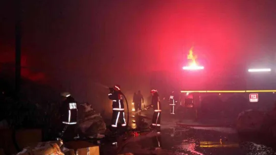 Geri dönüşüm fabrikasında korkutan yangın: 1 itfaiye eri yaralandı