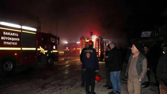 Geri dönüşüm fabrikasında korkutan yangın: 1 itfaiye eri yaralandı