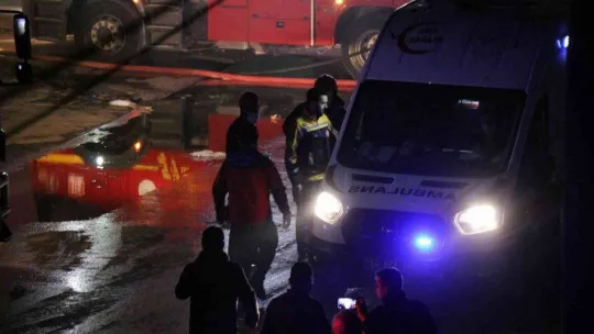 Geri dönüşüm fabrikasında korkutan yangın: 1 itfaiye eri yaralandı