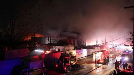 Geri dönüşüm fabrikasında korkutan yangın: 1 itfaiye eri yaralandı