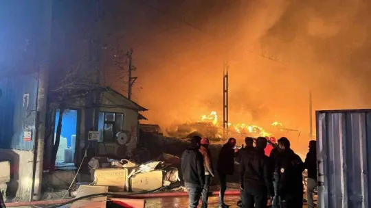 Geri dönüşüm fabrikasında korkutan yangın: 1 itfaiye eri yaralandı