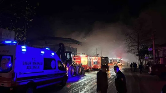 Geri dönüşüm fabrikasında korkutan yangın: 1 itfaiye eri yaralandı
