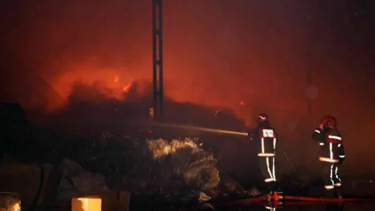 Geri dönüşüm fabrikasında korkutan yangın: 1 itfaiye eri yaralandı