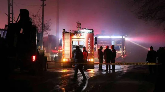Geri dönüşüm fabrikasında korkutan yangın: 1 itfaiye eri yaralandı