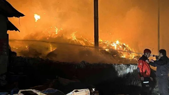 Geri dönüşüm fabrikasında korkutan yangın: 1 itfaiye eri yaralandı