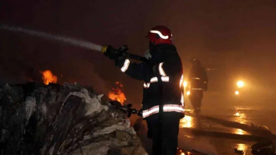 Geri dönüşüm fabrikasında korkutan yangın: 1 itfaiye eri yaralandı
