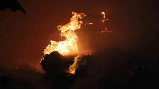 Geri dönüşüm fabrikasında korkutan yangın: 1 itfaiye eri yaralandı